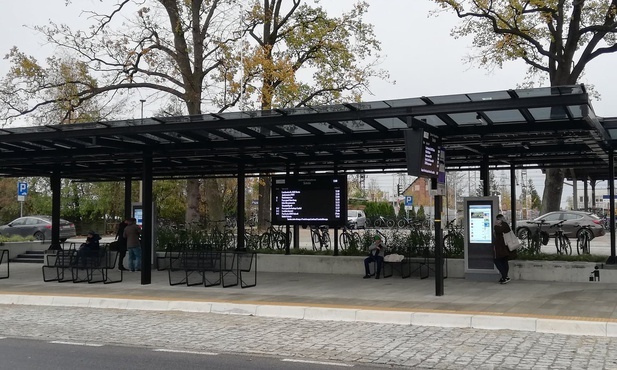 Pszczyna. Centrum przesiadkowe otwarte. Parking na blisko 200 aut, poczekalnia i przystanki autobusowe