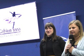 Na spotkanie do DA z wokalistką Agnieszką Musiał zapraszają: Klaudia Kutkowska (z prawej) i Urszula Murawska. 