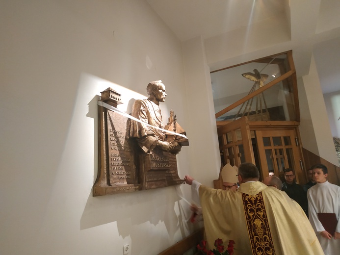 Tablica ks. Muszyńskiego w Moszczenicy