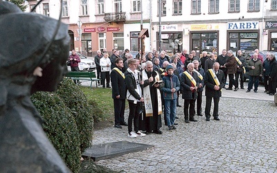 Przed figurą Maryi Matki Życia uczestnicy rozważali tajemnice chwalebne.