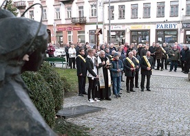 Przed figurą Maryi Matki Życia uczestnicy rozważali tajemnice chwalebne.