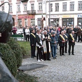 Przed figurą Maryi Matki Życia uczestnicy rozważali tajemnice chwalebne.