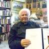 Ks. Stanisław Drąg z dyplomem Nagrody i Medalu  im. Zygmunta Glogera. 