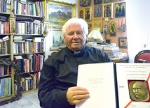 Ks. Stanisław Drąg z dyplomem Nagrody i Medalu  im. Zygmunta Glogera. 