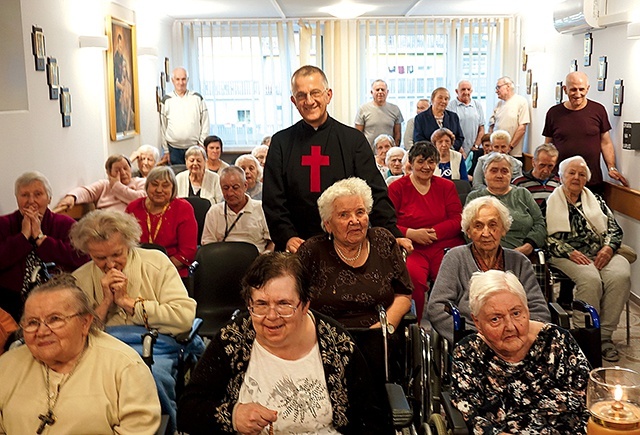 Ojciec Andrzej Chorążykiewicz z mieszkańcami DPS w kaplicy.