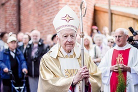  Jako zawołanie biskupie obrał słowa: „Miłujmy czynem i prawdą”.  Te wartości są w jego życiu najważniejsze.