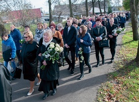 W ostatniej drodze śp. ks. Mirosławowi towarzyszyli także przedstawiciele wspólnot parafialnych, w których posługiwał.