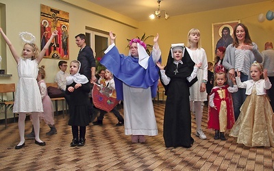 Na koszalińskim balu tańczyły trzy Matki Boże, trzy św. Faustyny i mnóstwo aniołów.