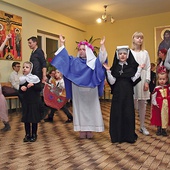 Na koszalińskim balu tańczyły trzy Matki Boże, trzy św. Faustyny i mnóstwo aniołów.