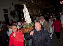 Niesiono figurę Maryi z kościoła pw. NMP Królowej Polski.