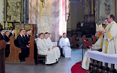 Homilię biskup wygłosił na siedząco, kierując słowo przede wszystkim do alumnów, którzy tego dnia rozpoczęli kolejny etap formacji.