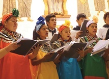 Muzycy z równą swobodą śpiewają w indiańskich narzeczach,  jak i po łacinie.