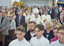 Bp Salaterski poświęca odnowioną świątynię pw. Ducha Świętego.