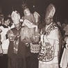 Uroczystość koronacyjna w Limanowej. Biskupi z kard. K. Wojtyłą niosą ukoronowaną limanowską Pietę.