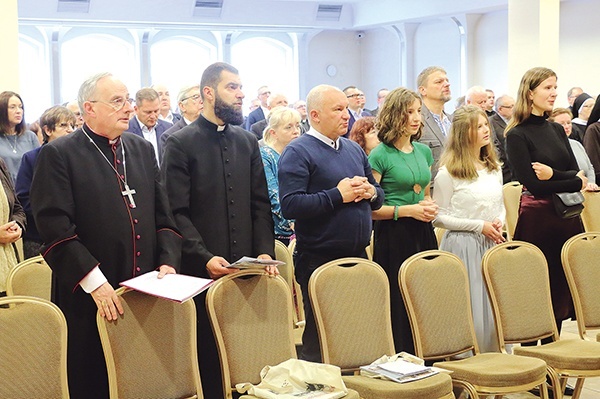 Obrady rozpoczęło nabożeństwo biblijne.