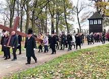 Za krzyżem wędrowali wśród baraków i ruin krematoriów.