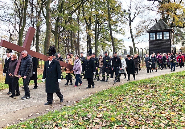 Za krzyżem wędrowali wśród baraków i ruin krematoriów.