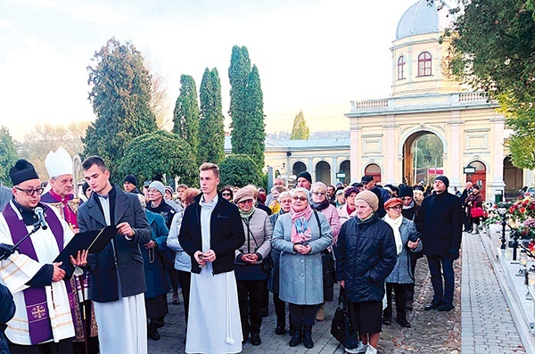 Na cieszyńskiej nekropolii.