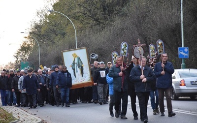 W drodze do kościoła pw. św. Jadwigi.