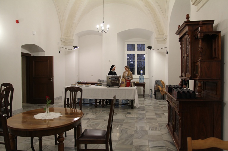 Trzebnicki klasztor po rewitalizacji inauguruje działalność. Czekają wystawy, muzeum, kawiarnia i... bal