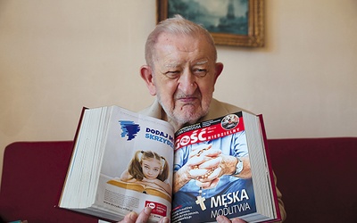 Tadeusz Starzomski prezentuje oprawiony ostatni rocznik tygodnika.