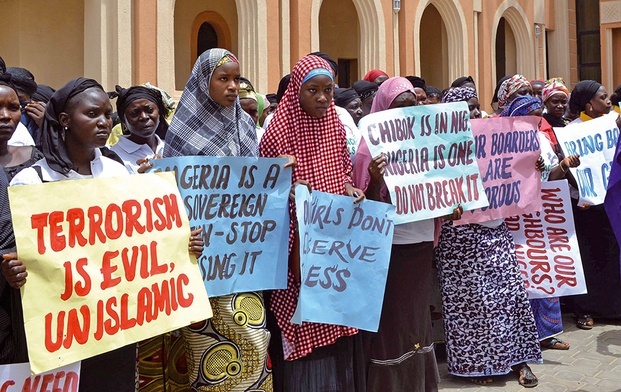 Nigeryjczycy, chrześcijanie i muzułmanie protestujący wspólnie przeciwko przemocy w mieście Bauchi.