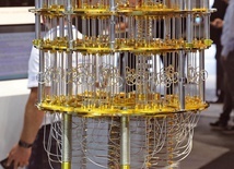 Komputer kwantowy IBM zaprezentowany w ubiegłym roku na targach w Hanowerze.