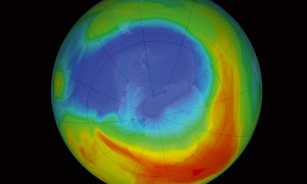 Najgroźniejsze dziury ozonowe tworzyły się w okolicach biegunów. Od kilkunastu lat obserwuje się powolny wzrost stężenia ozonu i zmniejszenie się dziury ozonowej.
