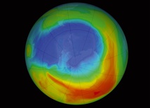 Najgroźniejsze dziury ozonowe tworzyły się w okolicach biegunów. Od kilkunastu lat obserwuje się powolny wzrost stężenia ozonu i zmniejszenie się dziury ozonowej.