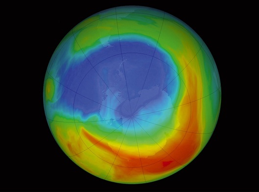 Najgroźniejsze dziury ozonowe tworzyły się w okolicach biegunów. Od kilkunastu lat obserwuje się powolny wzrost stężenia ozonu i zmniejszenie się dziury ozonowej.