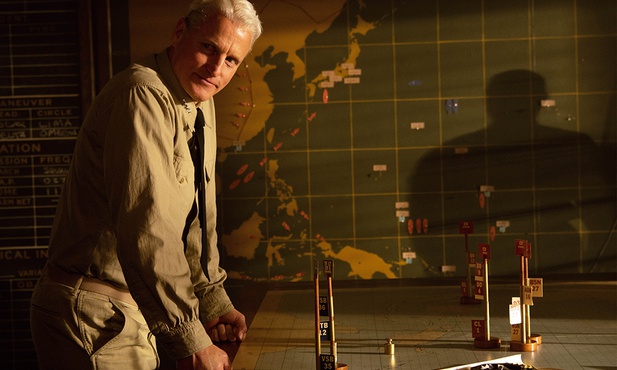 Woody Harrelson  jako admirał Nimitz, autor planu bitwy  o Midway.