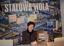 Stalowa Wola, Urząd Miasta. Krystyna Wojniak, inspektor ds. kultury z Wydziału Promocji prezentuje książkę.