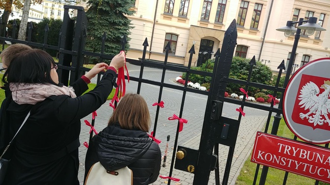 Czerwone wstążki na płocie Trybunału Konstytucyjnego. Symbolizują zabite dzieci