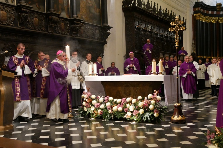 Msza św. za zmarłych biskupów oraz prezbiterów