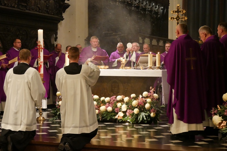 Msza św. za zmarłych biskupów oraz prezbiterów