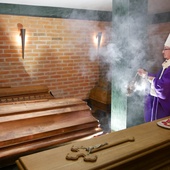 Po Eucharystii metropolita gdański przewodniczył modlitwie w Krypcie Biskupów Gdańskich.