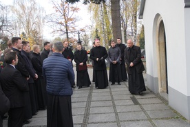 Wspólnota seminaryjna z bp. Piotrem Turzyńskim przy kaplicy, gdzie zostali pochowani biskupi Edward Materski i Stefan Siczek. Z prawej ks. Jarosław Wojtkun.