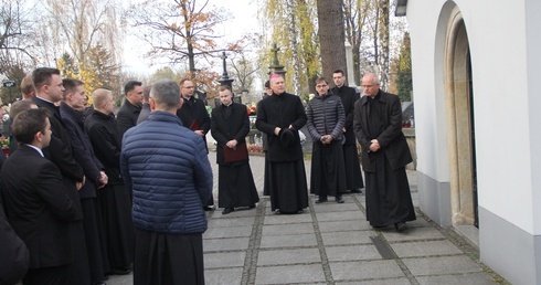 Wspólnota seminaryjna z bp. Piotrem Turzyńskim przy kaplicy, gdzie zostali pochowani biskupi Edward Materski i Stefan Siczek. Z prawej ks. Jarosław Wojtkun.