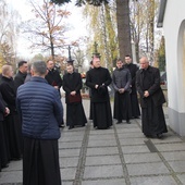 Wspólnota seminaryjna z bp. Piotrem Turzyńskim przy kaplicy, gdzie zostali pochowani biskupi Edward Materski i Stefan Siczek. Z prawej ks. Jarosław Wojtkun.