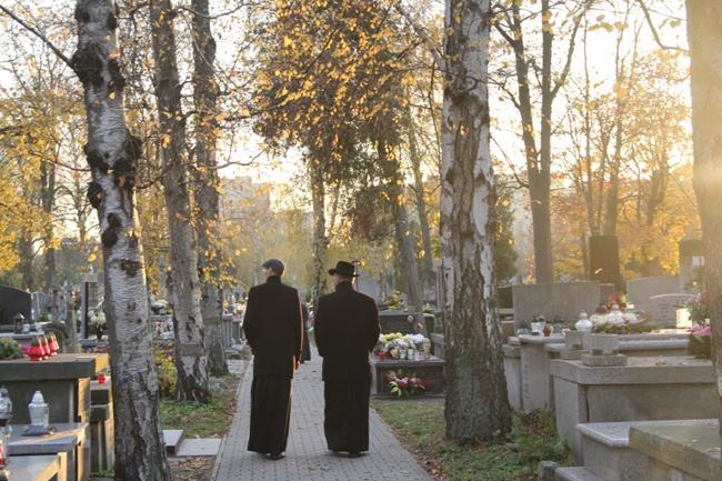 Modlitwa za zmarłych kapłanów