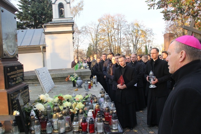 Modlitwa za zmarłych kapłanów