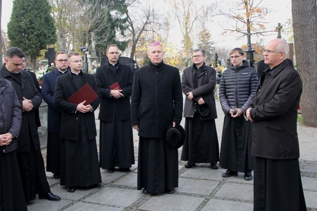 Modlitwa za zmarłych kapłanów