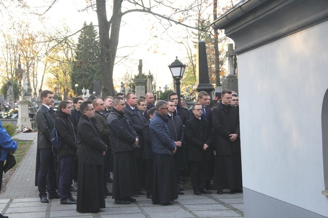 Modlitwa za zmarłych kapłanów