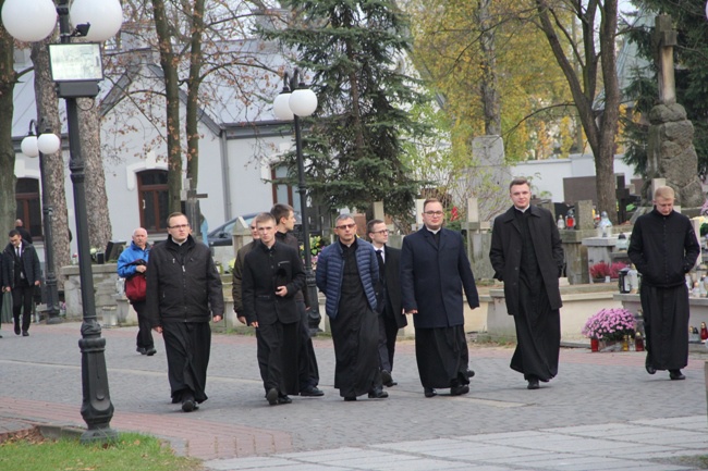 Modlitwa za zmarłych kapłanów