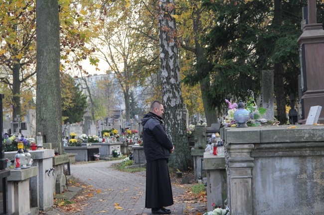 Modlitwa za zmarłych kapłanów