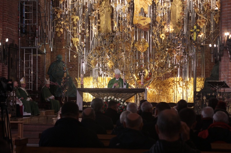 Abp Marek Jędraszewski w bazylice św. Brygidy