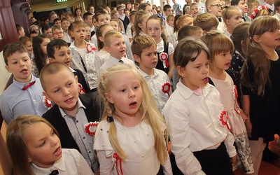 Wspólne śpiewanie hymnu Polski ma sens. Akcja "Szkoła do hymnu"