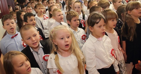 Wspólne śpiewanie hymnu Polski ma sens. Akcja "Szkoła do hymnu"