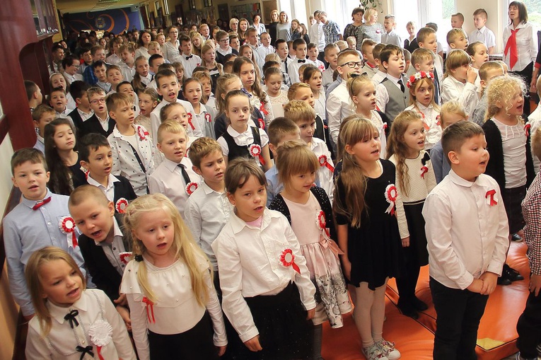 Akcja "Szkoła do hymnu" w SP w Mścicach