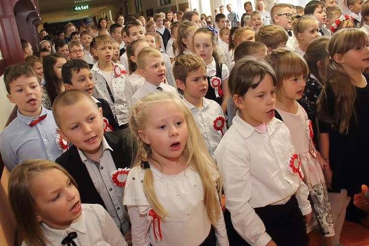 Akcja "Szkoła do hymnu" w SP w Mścicach